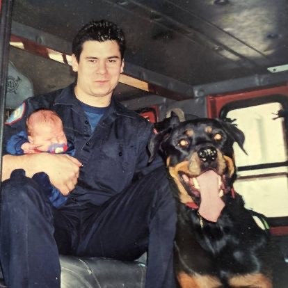 Скотт Троогстад в своей пожарной машине с сыном в 2000 году после назначения в инженерную роту 99 Чикагского пожарного департамента на юго-западной стороне Чикаго. (Courtesy of Scott Troogstad)