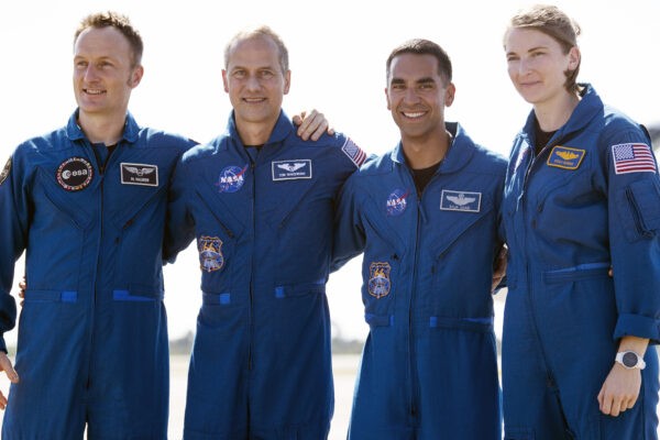 Слева направо: астронавт Европейского космического агентства Матиас Маурер из Германии и астронавты НАСА Том Маршберн, Раджа Чари и Кайла Бэррон после прибытия в Космический центр Кеннеди на мысе Канаверал, штат Флорида, 26 октября 2021 г. (Joel Kowsky/NASA via AP)