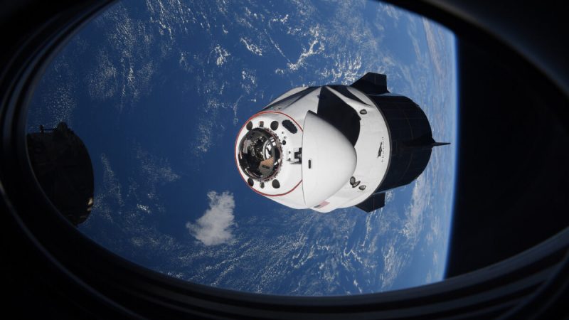 Капсула SpaceX Crew Dragon приближается к Международной космической станции для стыковки, 24 апреля 2021 года (NASA via AP) | Epoch Times Россия
