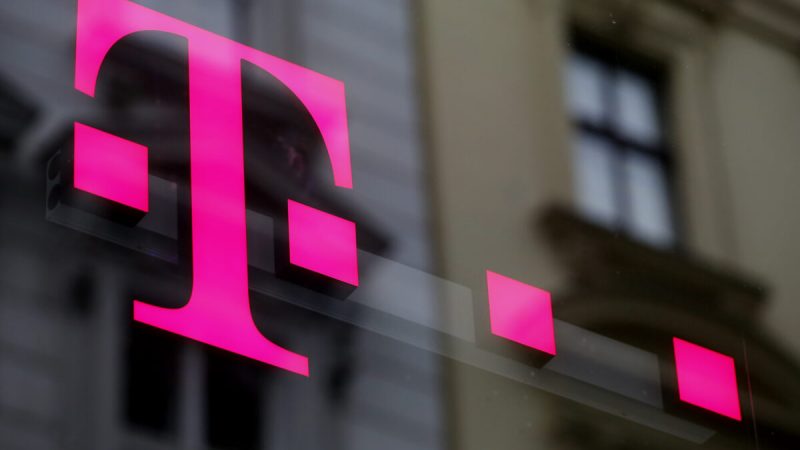 Логотип T-Mobile Austria возле одного из её магазинов в Вене, Австрия, 25 февраля 2016 г. (Leonhard Foeger /Reuters Files)
 | Epoch Times Россия