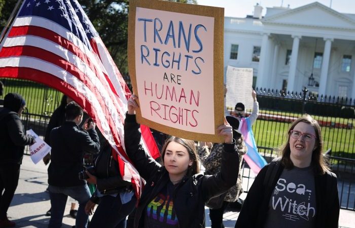 Фото ЛГБТ-активисты из Национального центра трансгендерного равенства митингуют перед Белым домом в Вашингтоне 22 октября 2018 года. (Chip Somodevilla/Getty Images) | Epoch Times Россия
