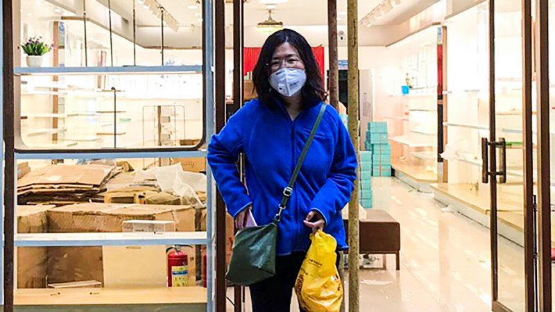 Чжан Чжань стоит возле магазина во время поездки в Ухань в провинции Хубэй, Китай, 11 апреля 2020 г. (Предоставлено Мелани Ван) | Epoch Times Россия