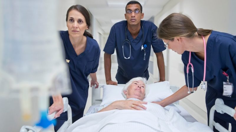 Больницы полагаются на команду врачей, готовых отреагировать на любой кризис или оказать неотложную медицинскую помощь. (Juice Flair/Shutterstock)
 | Epoch Times Россия