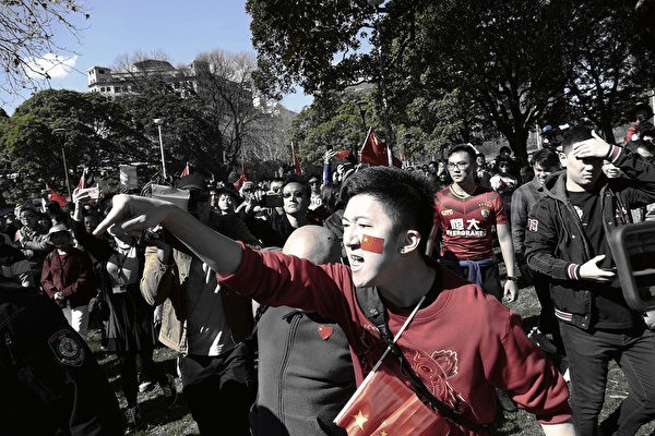 Китайские иностранные студенты кричат на тех, кто поддерживает продемократические движения Гонконга на митинге сторонников компартии Китая в Сиднее, Австралия, 17 августа 2019 г. (An Pinya/The Epoch Times) | Epoch Times Россия