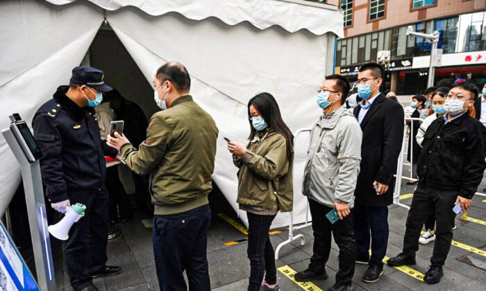 Люди выстраиваются в очередь, чтобы получить прививку от COVID-19 у палатки перед торговым центром в Пекине, 1 ноября 2021. (Greg Baker/AFP via Getty Images) | Epoch Times Россия