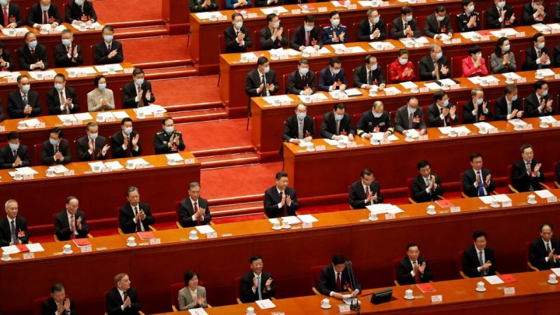 Лидер Коммунистической партии Китая Си Цзиньпин и другие лидеры аплодируют на заключительном заседании Всекитайского собрания народных представителей (ВСНП) в Пекине, Китай, 11 марта 2021 года. (Carlos Garcia Rawlins/Reuters) | Epoch Times Россия