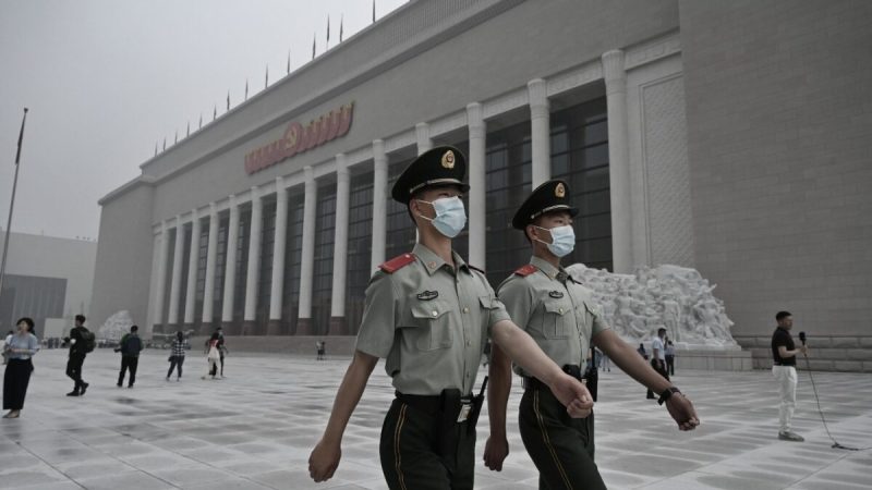 Китайские полицейские идут возле недавно построенного Музея истории Коммунистической партии Китая 25 июня 2021 года в Пекине, Китай. (Kevin Frayer/Getty Images)  | Epoch Times Россия