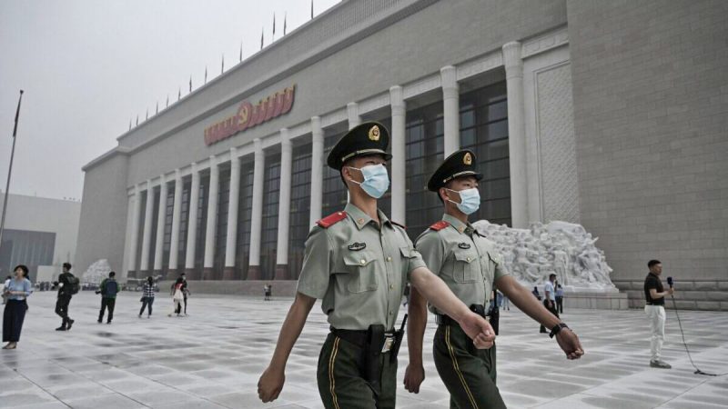 Китайские полицейские на фоне недавно построенного Музея истории Коммунистической партии Китая 25 июня 2021 года в Пекине, Китай. (Kevin Frayer/Getty Images)
 | Epoch Times Россия