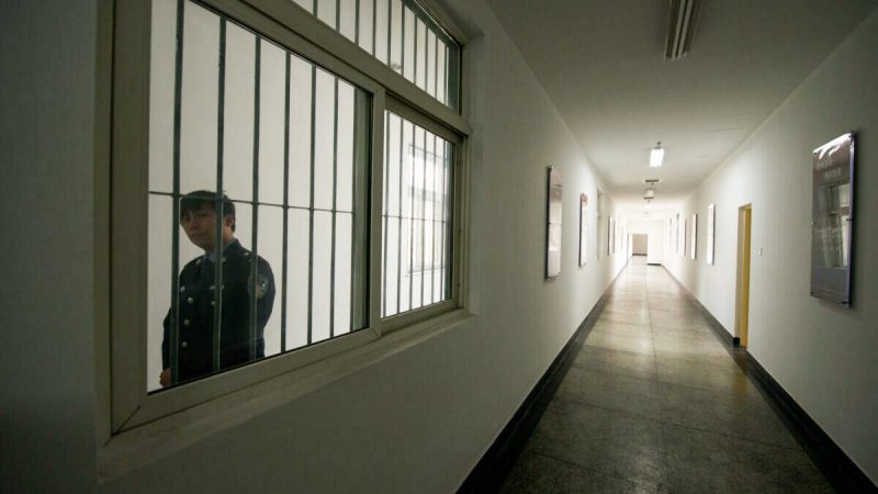 Охранник смотрит в окно коридора в Центре содержания под стражей № 1 в Пекине 25 октября 2012 года. AFP PHOTO / Ed Jones (Photo credit should read Ed Jones/AFP via Getty Images) | Epoch Times Россия