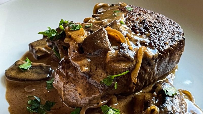 Этот ретро-рецепт заслуживает вернуться на нашу кухню, благодаря насыщенному сливочному соусу и нежному мясу быстрого приготовления. (Tara Holland/TNS)
 | Epoch Times Россия