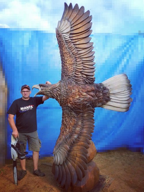 Художник из Литвы вырезал трёхметрового деревянного орла