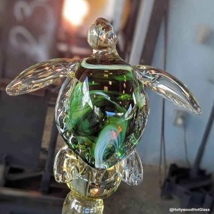 Художник-стеклодув превращает расплавленное стекло в цветы лотоса, колибри и многое другое