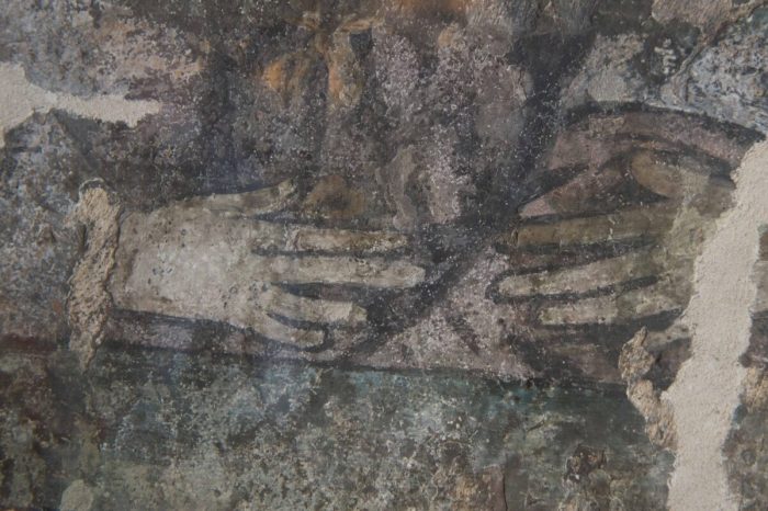 «Невероятно редкие» настенные росписи елизаветинских времен XVI века нашли в пабе Англии