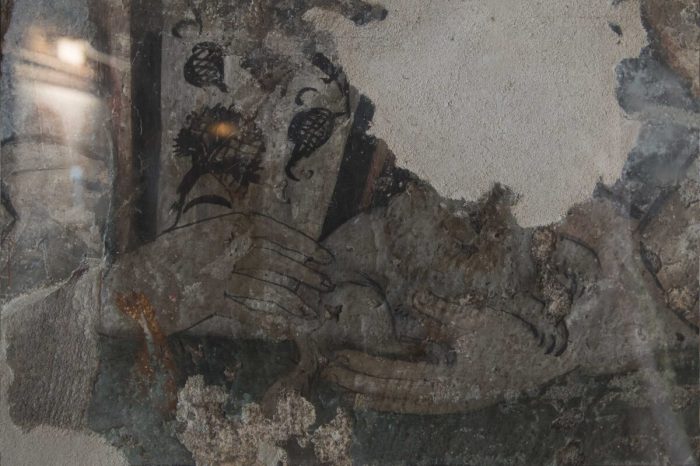 «Невероятно редкие» настенные росписи елизаветинских времен XVI века нашли в пабе Англии