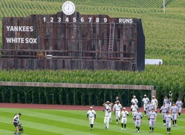Две известные бейсбольные команды собрались в Дайерсвилле, штат Айова, на первую игру «Поле мечты». (Изображение: MLB Network via YouTube)  | Epoch Times Россия