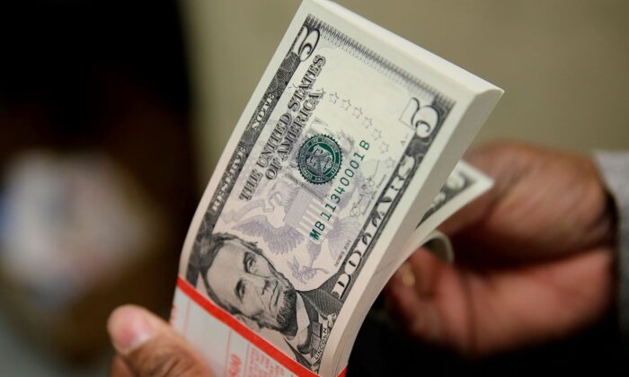 Пятидолларовые банкноты США в Бюро гравировки и печати в Вашингтоне, 26 марта 2015 г. (Gary Cameron/Reuters) | Epoch Times Россия