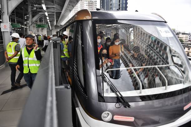 Поезд без машиниста во время тестового пробега Gold Line, системы пригородного пригородного транспорта в Бангкоке 8 октября 2020 года. Фото: LILLIAN SUWANRUMPHA/AFP via Getty Images) | Epoch Times Россия