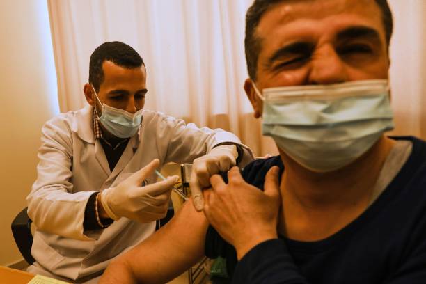Вакцинация против Covid-19. Фото: MOHAMMED ABED/AFP via Getty Images) | Epoch Times Россия