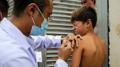 В Москве добровольно вакцинируют подростков