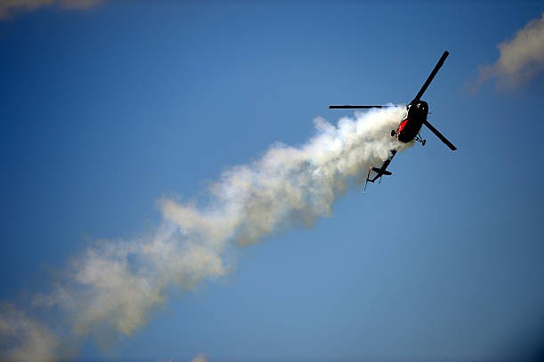 Вертолет Ми-2. в полёте. Фото: ATTILA KISBENEDEK/AFP via Getty Images) | Epoch Times Россия