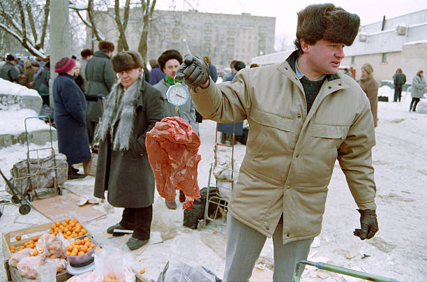 Продавцы из бывших советских республик предпочитают привозить свою продукцию в Москву, где цены на продукты питания растут каждую неделю из-за инфляции. Фото: MICHAEL EVSTAFIEV (Photo credit should read MICHAEL EVSTAFIEV/AFP via Getty Images) | Epoch Times Россия