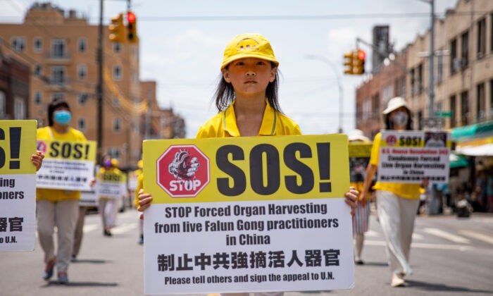 Практикующие Фалуньгун участвуют в параде в память о 22-й годовщине преследования Фалуньгун в Китае. Бруклин, штат Нью-Йорк, 18 июля 2021 года. Chung I Ho / The Epoch Times | Epoch Times Россия
