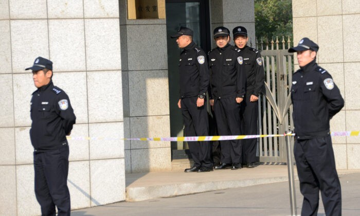 Китайская полиция охраняет ворота у здания Верховного суда Шаньдуна в Цзинане, провинция Шаньдун на востоке Китая, 25 октября 2013 г. Goh Chai Hin / AFP via Getty Images | Epoch Times Россия