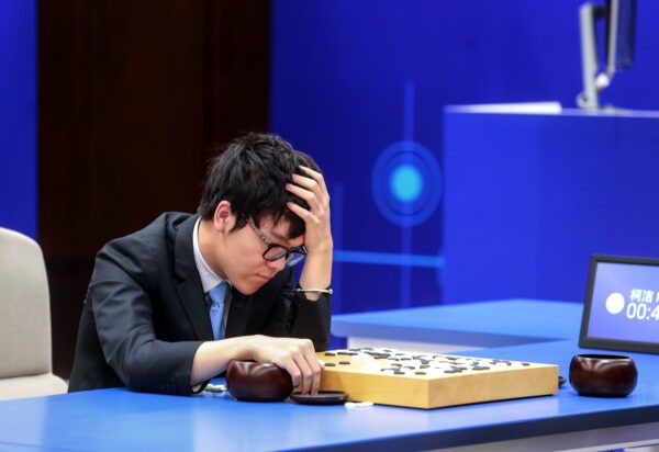 Кэ Цзе, 19-летний китайский игрок в го, обдумывает ход во время второго матча против программы искусственного интеллекта AlphaGo компании Google, Учжэнь, провинция Чжэцзян, 25 мая 2017 года. (STR/AFP via Getty Images)