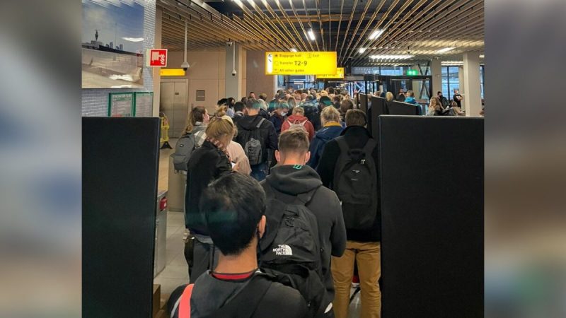 Пассажиры из Южной Африки выстраиваются в очередь, чтобы пройти тестирование на COVID-19 после того, как их задержали в аэропорту Схипхол, Нидерланды, 25 ноября 2021 года. (Social media via Reuters)  | Epoch Times Россия