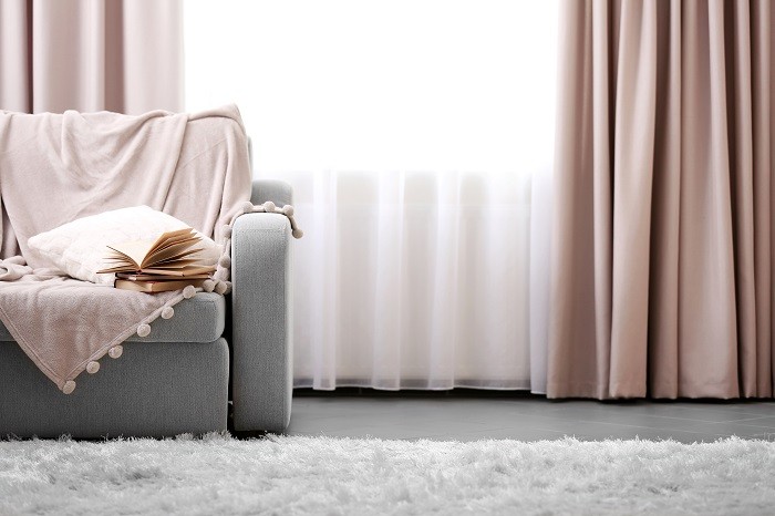 Чтобы обстановка в комнате выглядела уютной, лучше использовать натуральные материалы, такие как хлопок, шёлк, шерсть и лён. (Shutterstock)