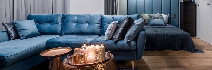Журнальный столик из бронзы уравновешивает холодные цвета комнаты и привносит тепло в обстановку. (Shutterstock)