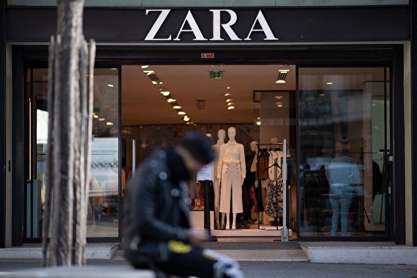 Мужчина сидит перед магазином Zara в центре Нанта, Франция, 25 марта 2021 года. (LOIC VENANCE/AFP via Getty Images)  | Epoch Times Россия