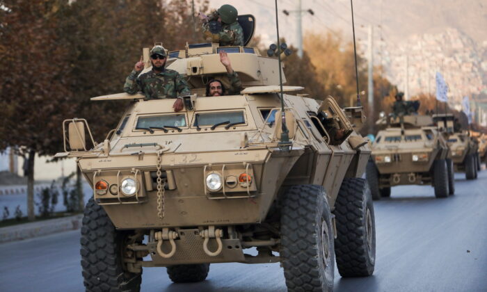 Общий вид военного парада талибов в Кабуле, Афганистан, 14 ноября 2021 г. (Ali Khara /Reuters) | Epoch Times Россия