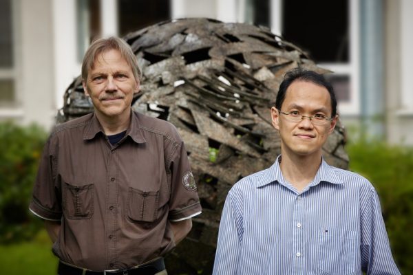 Проф. д-р Ульф-Дж. Майснер (слева) и доктор Чень Йе Сен (справа) из Института Радиационной и Ядерной Физики им. Гельмгольца при Боннском университете. (Изображение: Volker Lannert via University of Bonn)