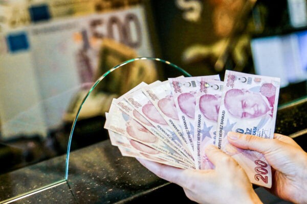 Банкноты турецких лир в пункте обмена валюты в Анкаре, Турция, 27 сентября 2021 г. (Cagla Gurdogan/Reuters)