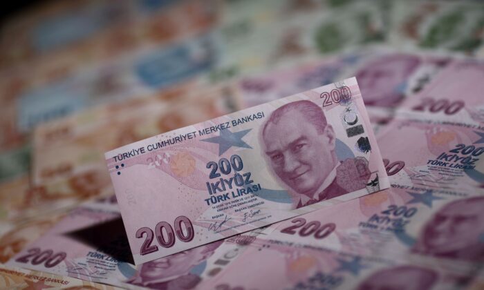 Банкноты турецкой лиры, Турция, 23 ноября 2021 г. (Murad Sezer/Illustration/Reuters) | Epoch Times Россия