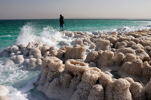 Узоры, образованные кристаллизованными минералами на поверхности берегов после испарения вод Мёртвого моря, 6 октября 2021 г. (Menahem KAHANA/AFP via Getty Images)