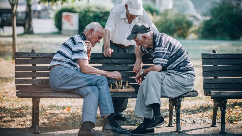 Деменция может развиться у многих людей. К счастью, поддержание общественной жизни и прогулки на свежем воздухе могут снизить ваш риск. (guruXOX / Shutterstock)  | Epoch Times Россия