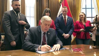 Губернатор штата Миссури подписал указ о запрете принудительной вакцинации от COVID-19