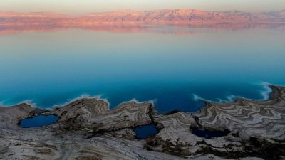 Когда Мёртвое море отступает, появляются странные кратеры