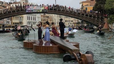  Гигантская скрипка на венецианских каналах