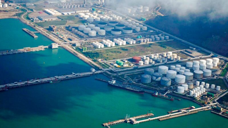 Нефтяные и газовые цистерны нефтехранилища в порту Чжухай, Китай. 22 октября 2018 года. (Aly Song/Reuters)  | Epoch Times Россия