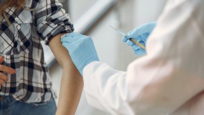 Россияне стали чаще вакцинироваться в Европе