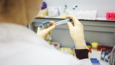 Министр здравоохранения Германии заявил, что немцы либо вакцинируются, либо переболеют, либо умрут