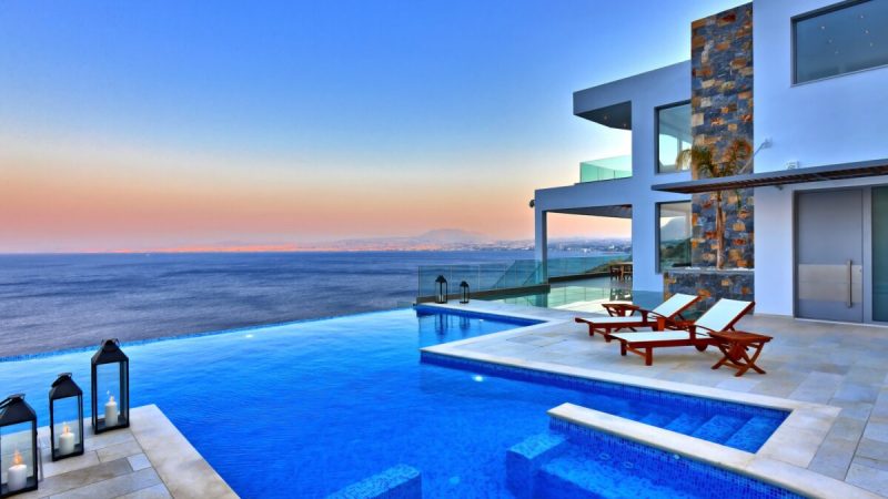 Панорамные окна виллы выходят на внешние террасы и потрясающий пейзажный бассейн с видом на залив Ираклиона и лазурное Критское море внизу. (Pantelis Mathioudakis) | Epoch Times Россия