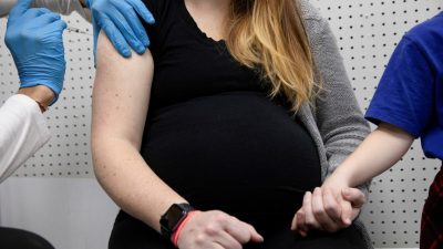 Учёные призывают прекратить вакцинацию беременных от COVID-19