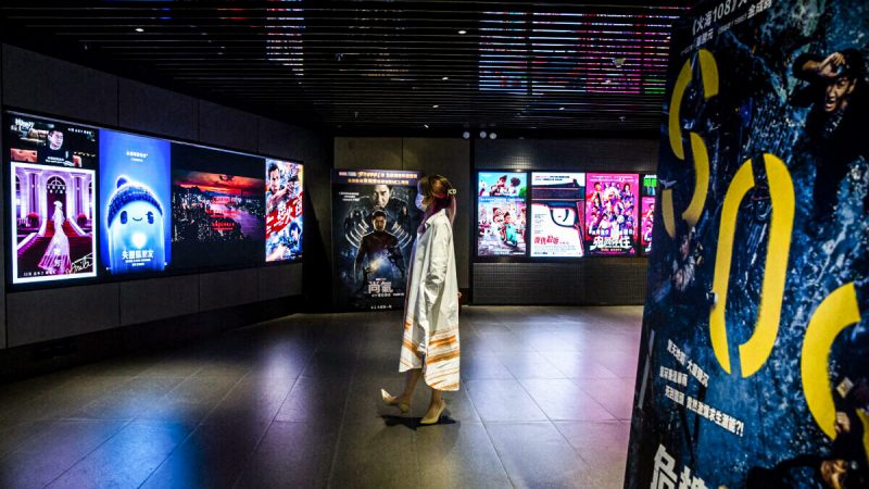 Реклама фильмов в кинотеатре в Гонконге. Известная кинематографом мирового класса, Гонконгская киноиндустрия столкнулась с цензурой континентального Китая. 2 сентября 2021 года (Исаак Лоуренс / AFP через Getty Images) | Epoch Times Россия