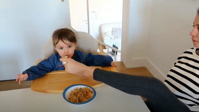 У этой мамы нет рук, но она умеет приготовить еду, одеть своего ребёнка и рисовать ногами. Изображение: SWNS  | Epoch Times Россия