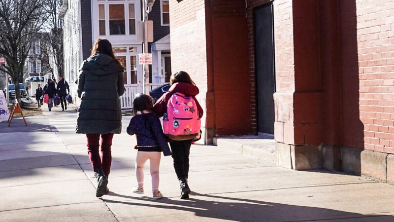 Мама забирает детей из школы в Чикаго 1 марта 2021 года. (Scott Olson/Getty Images)
 | Epoch Times Россия