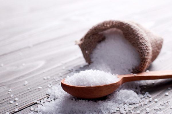 Морская соль — отличное отшелушивающее средство. (Изображение: Valeriidekhtiarenko via Dreamstime)